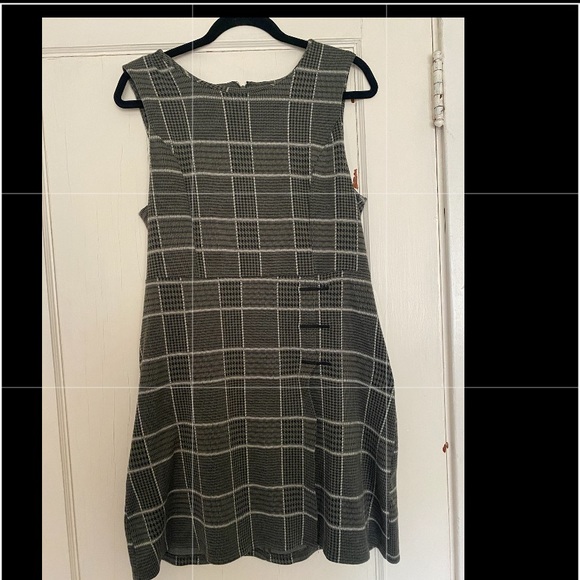Super chic and comfy dress - Closet clear out! - Picture 1 of 3